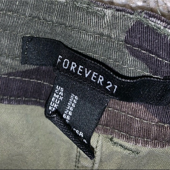Forever 21 Green & Black Camouflage Jean shorts size 26 - Picture 6 of 9